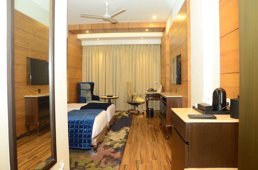 Radisson Chandigarh Zirakpur Extérieur photo A room at the hotel