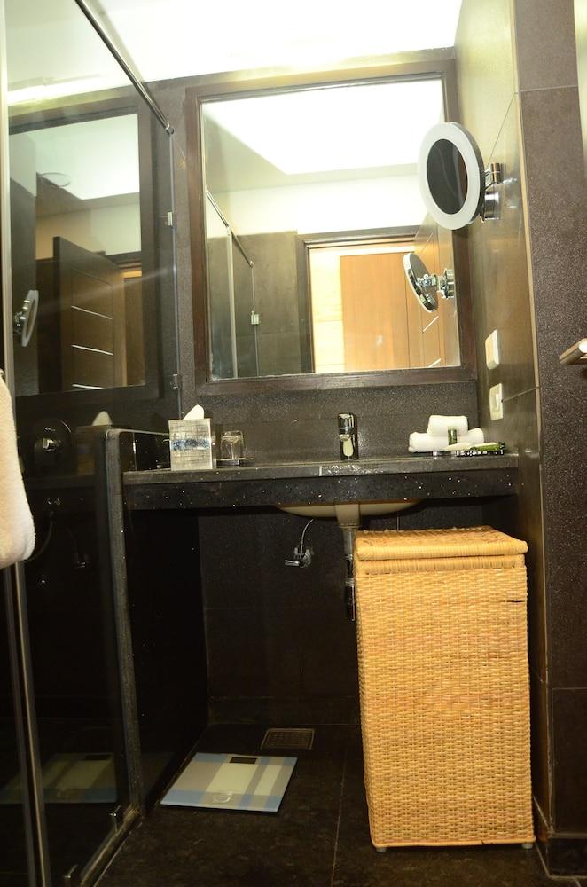 Radisson Chandigarh Zirakpur Extérieur photo Bathroom