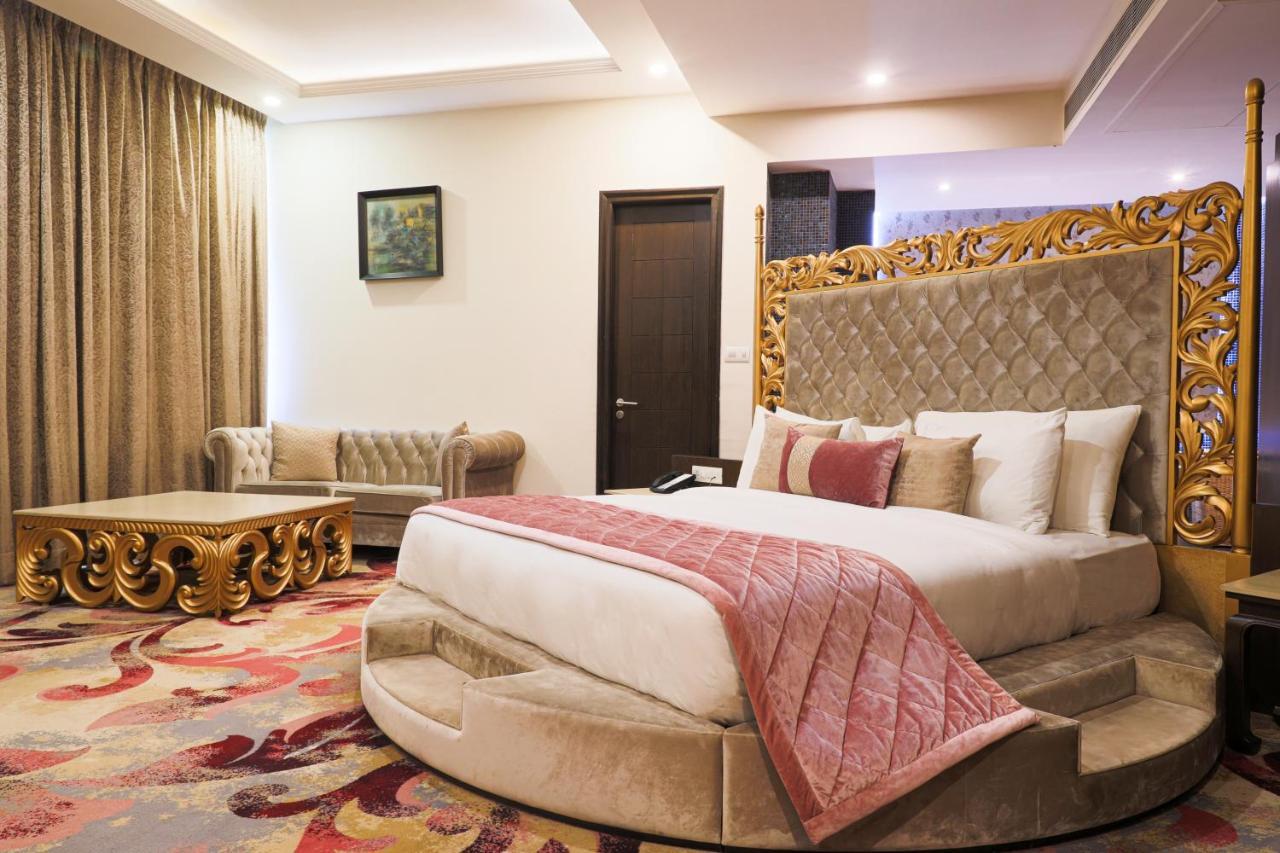 Radisson Chandigarh Zirakpur Extérieur photo A suite at the Taj Bengal