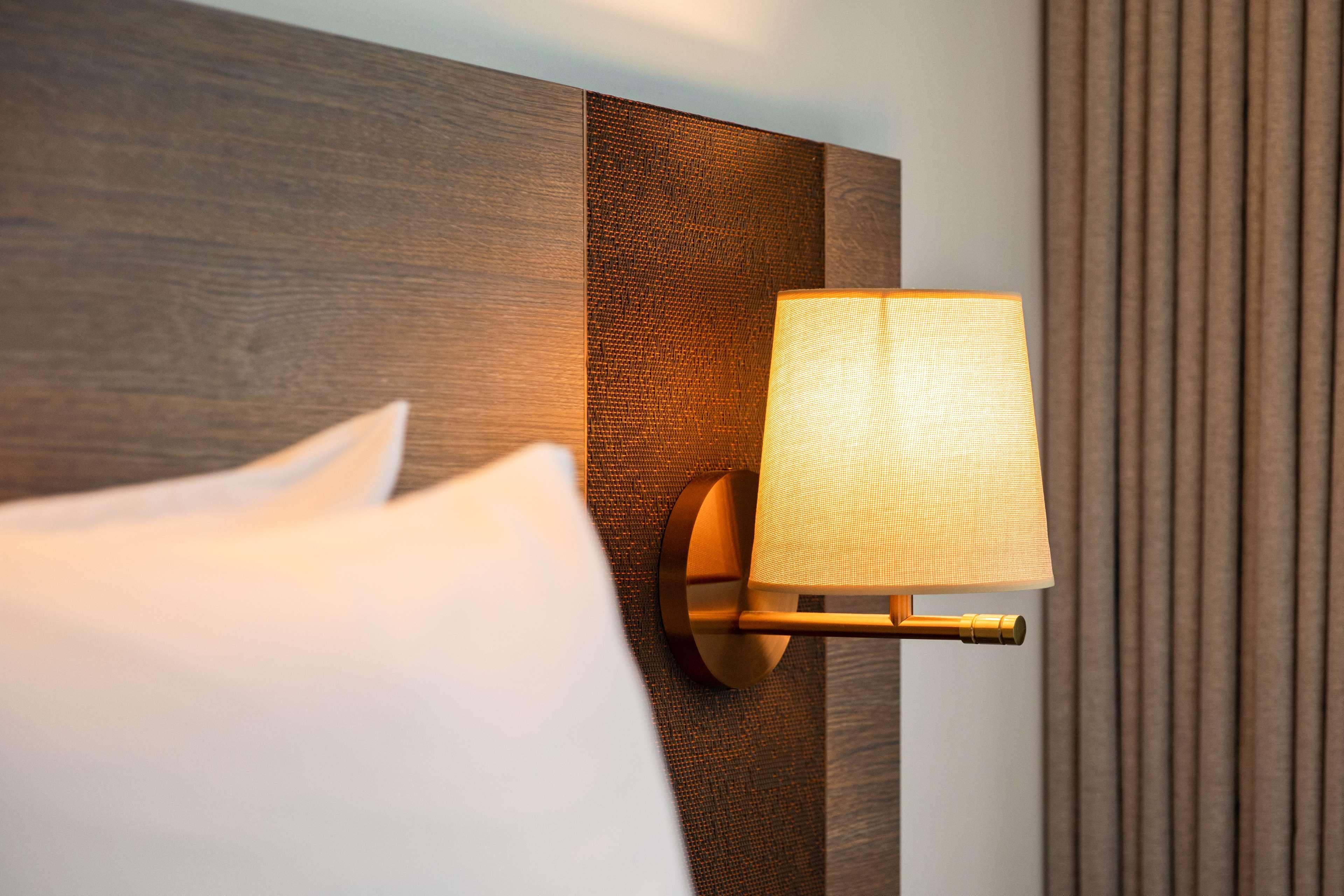 Radisson Chandigarh Zirakpur Extérieur photo A wall light