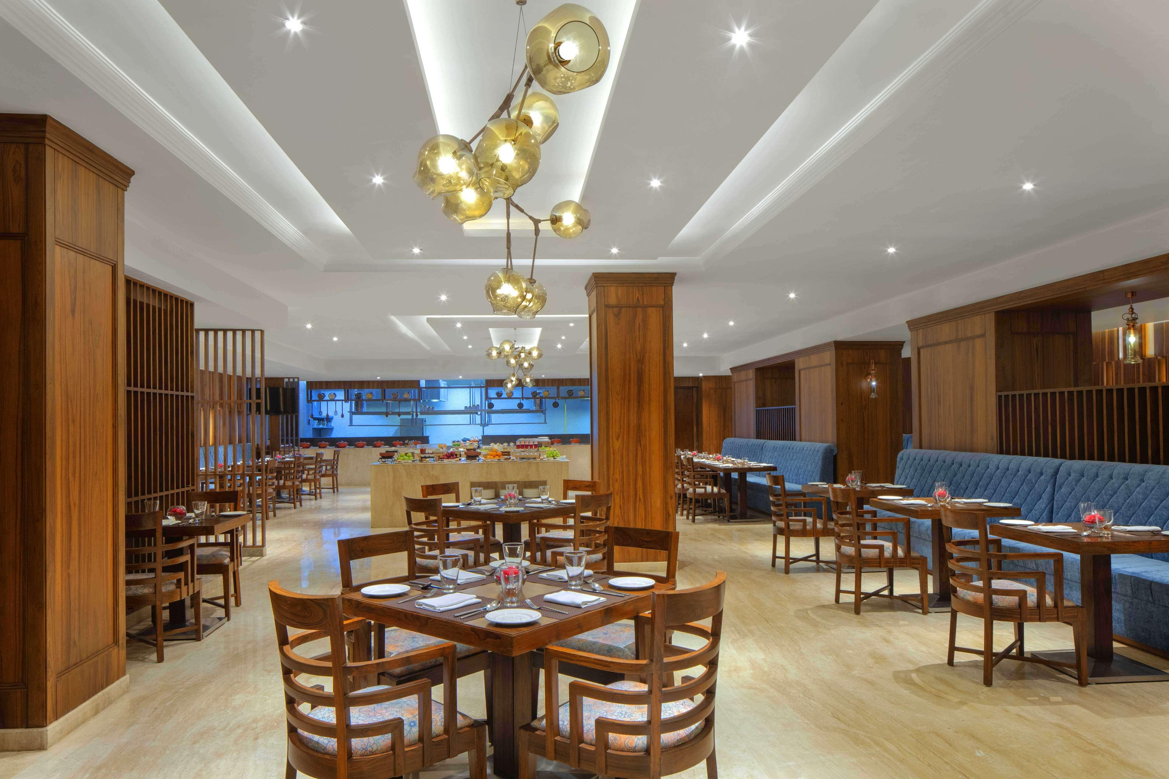 Radisson Chandigarh Zirakpur Extérieur photo The restaurant