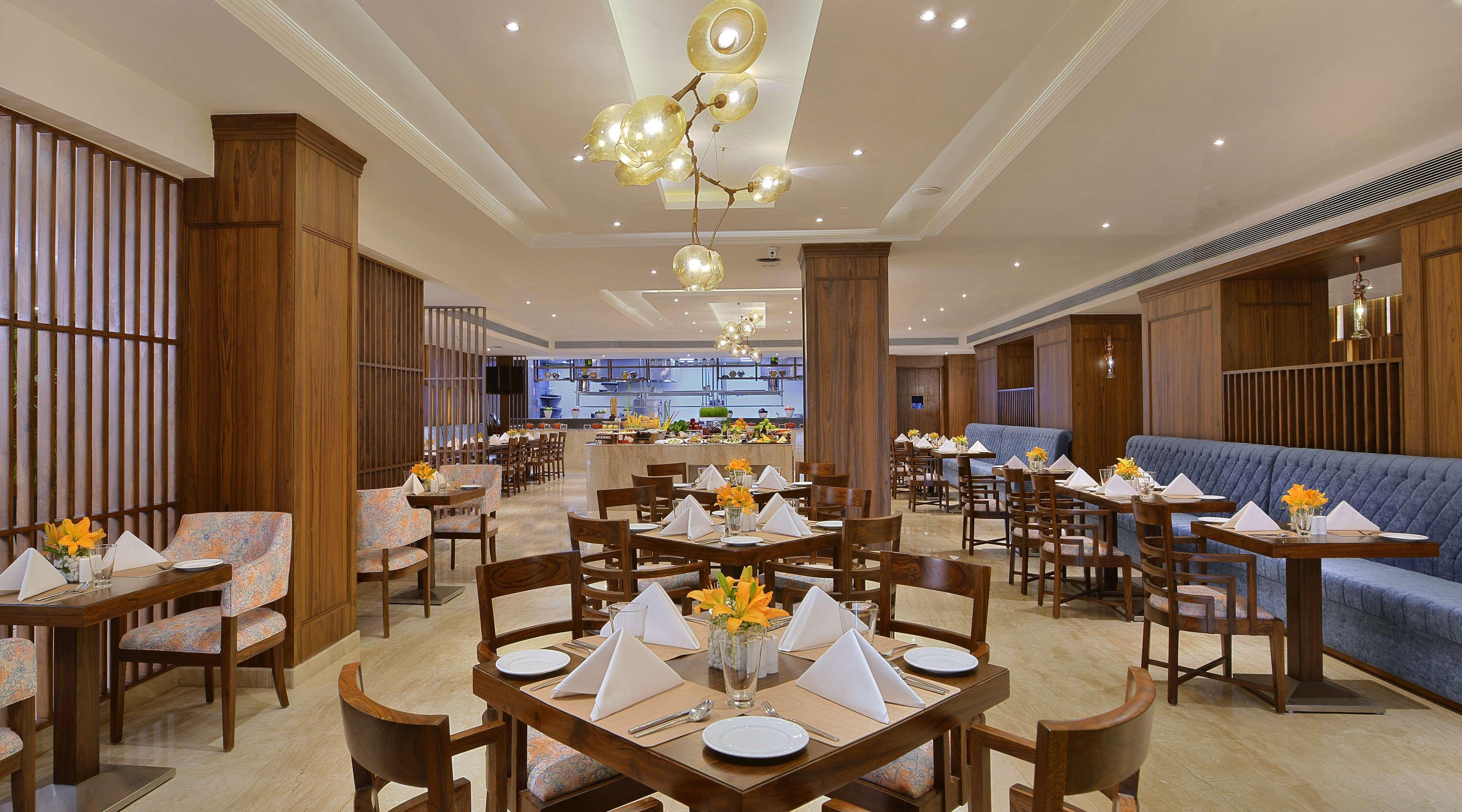 Radisson Chandigarh Zirakpur Extérieur photo The restaurant at the hotel