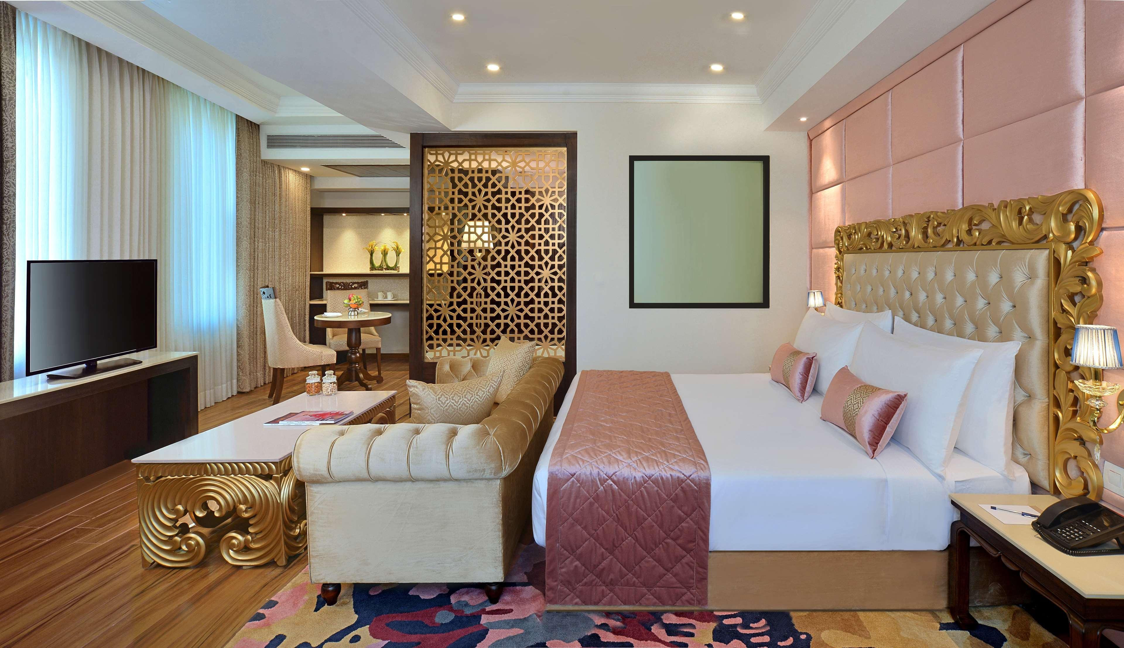 Radisson Chandigarh Zirakpur Extérieur photo A suite at the Taj Bengal