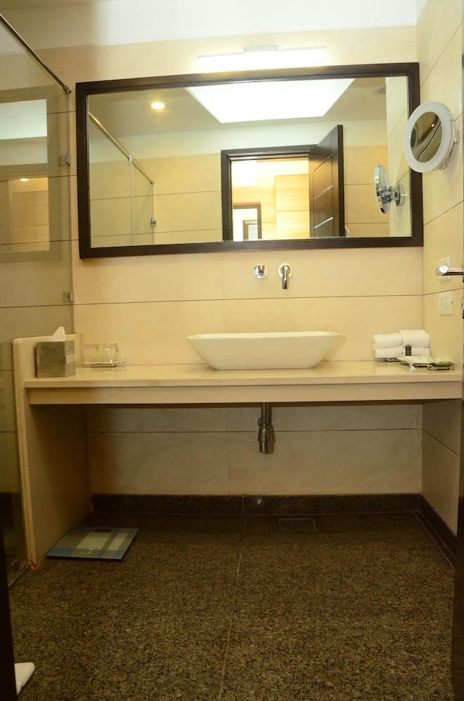 Radisson Chandigarh Zirakpur Extérieur photo Bathroom