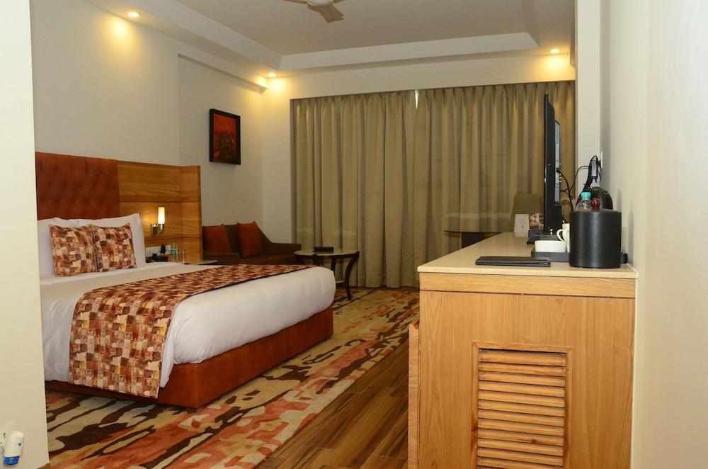 Radisson Chandigarh Zirakpur Extérieur photo A room at the hotel