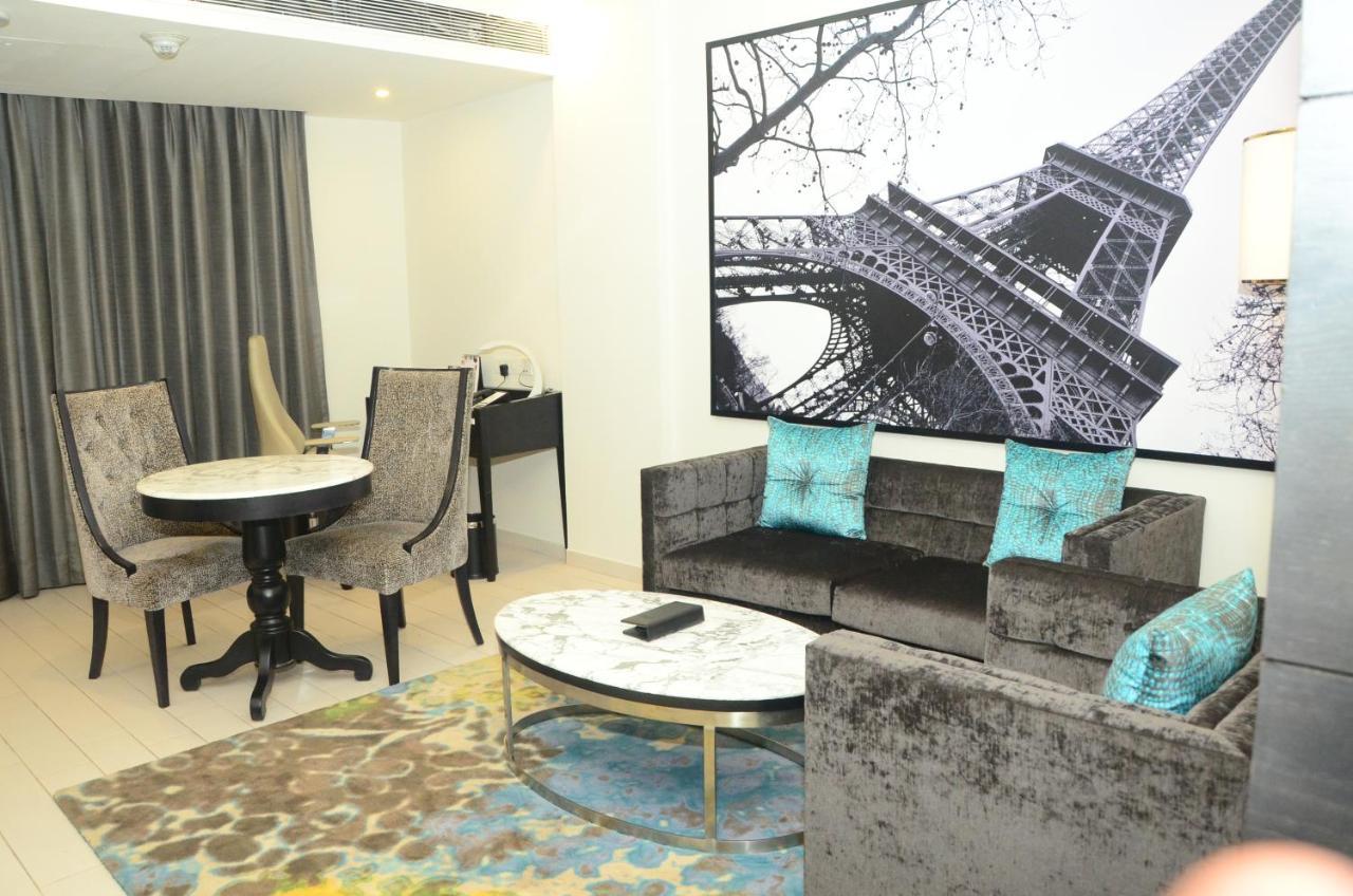 Radisson Chandigarh Zirakpur Extérieur photo A suite at the hotel