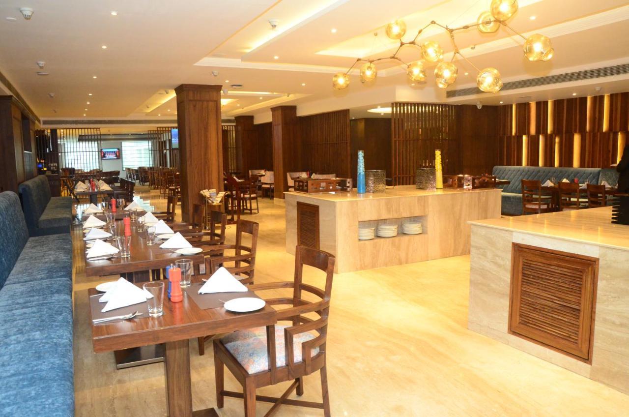 Radisson Chandigarh Zirakpur Extérieur photo The restaurant at the hotel